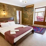 Hotel Yellow Stone House